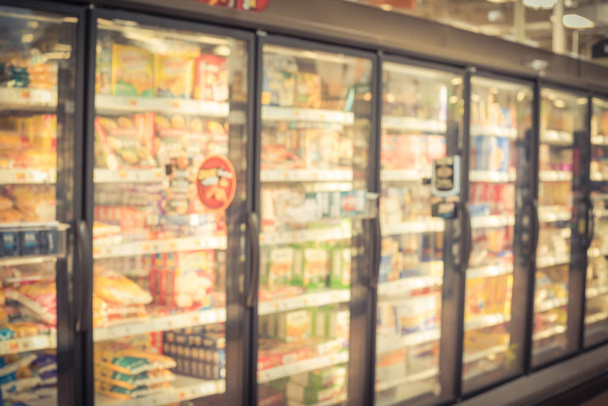 Sfocato sfondo varietà di alimenti congelati e trasformati in congelatore al supermercato americano
 - Foto, immagini