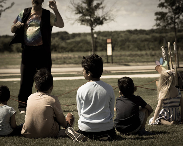 Image filtrée close-up vue arrière enfants multiculturels sur herbe prairie de jeu en plein air
 - Photo, image