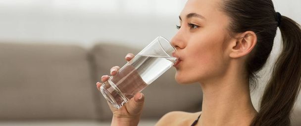 Egészséges folyadék. Nő iszik hideg állóvíz-ból pohár - Fotó, kép