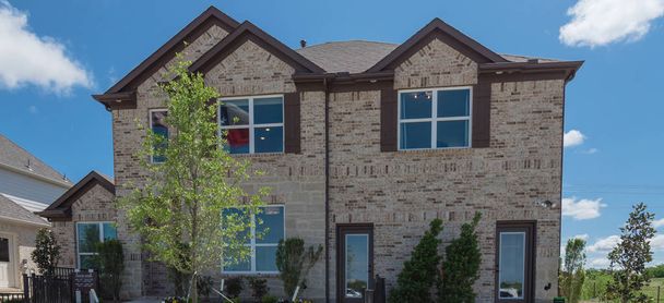 テキサス州ダラス近郊の素敵なトリムフロントヤードを持つパノラマビュー新しい一戸建て住宅 - 写真・画像