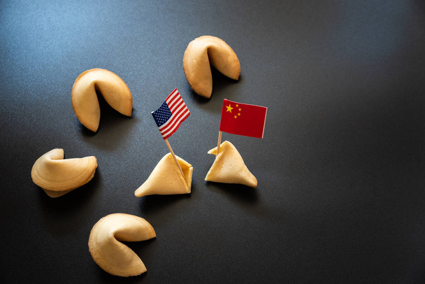 Chinese fortune cookies naast de Amerikaanse vlag, concept van de stagiair - Foto, afbeelding