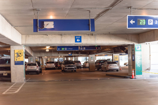 omezení parkování na 2 hodiny s ultrazvukem LED směr v moderní garáži - Fotografie, Obrázek