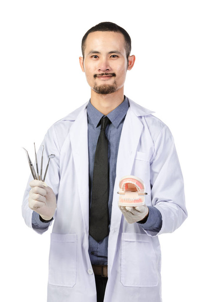 Азиатский стоматолог с инструментами на белом фоне
. - Фото, изображение