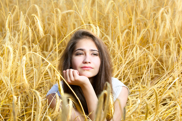 Девушка на пшеничном поле
 - Фото, изображение