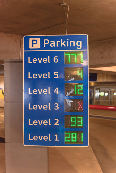 Elegantní tabule s dostupnými místy pro každou úroveň v parkovací garáži na americkém letišti - Fotografie, Obrázek