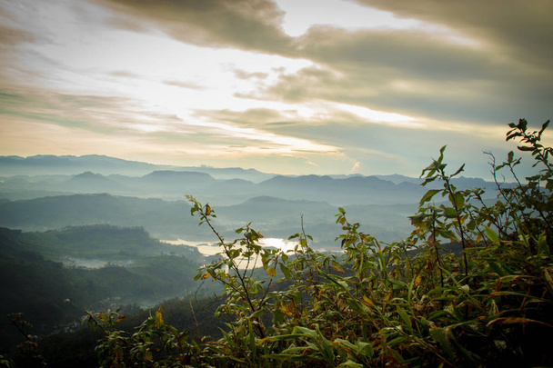 朝の空の景色シリパダ - アダムスピーク山 - 写真・画像