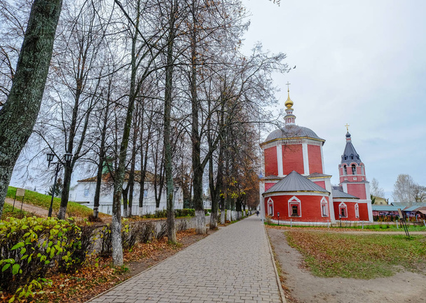 Église orthodoxe à Suzdal, Russie
  - Photo, image