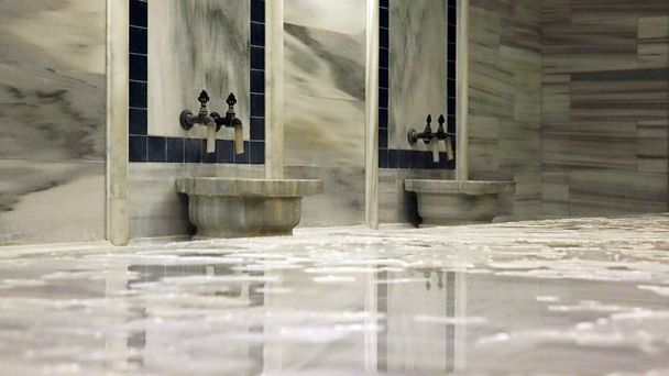 Salle de bain turque en marbre traditionnel. Santé et détente
. - Photo, image