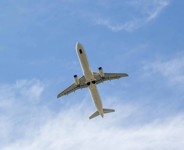 Flugzeug am blauen Himmel - Foto, Bild