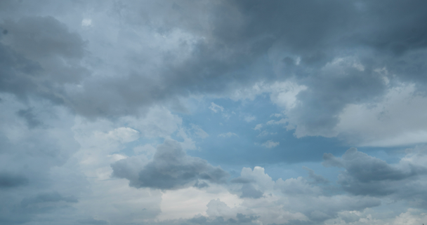 Repülő gomolyfelhők, gyönyörű felhők idő telik el, video hurok - Felvétel, videó