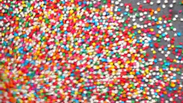 bunte Zuckerkugel in Zeitlupe abstrakter Hintergrund - Filmmaterial, Video