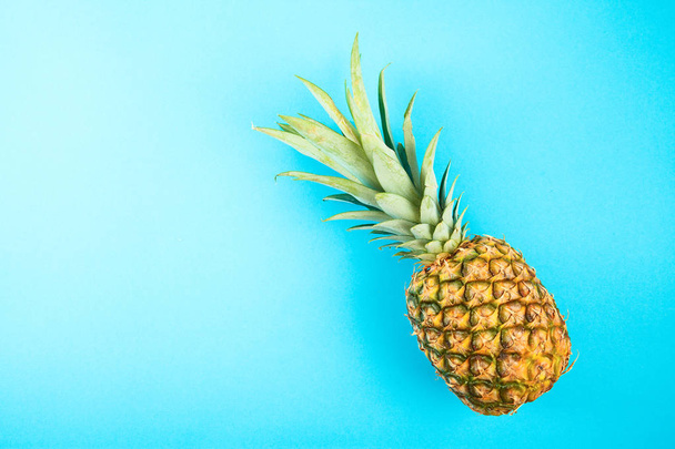 Świeży ananas dojrzałe na niebieskim tle - Zdjęcie, obraz