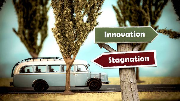 Σήμα οδού καινοτομία έναντι στασιμότητας - Φωτογραφία, εικόνα