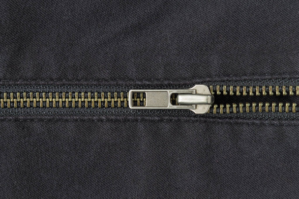 Aberto meio fecho de latão em preto Jeans textura fundo
 - Foto, Imagem