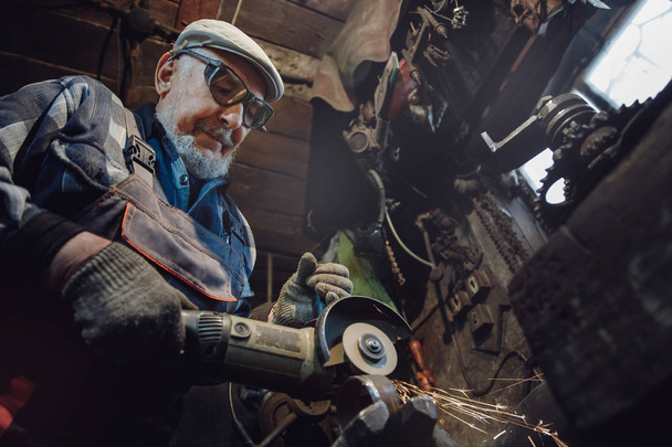 金属の工作機械に取り組む高齢男性ターナー整備士 - 写真・画像