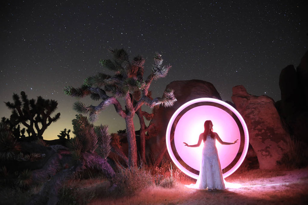 Person Light Painted in the Desert Under the Night Sky - Foto, imagen