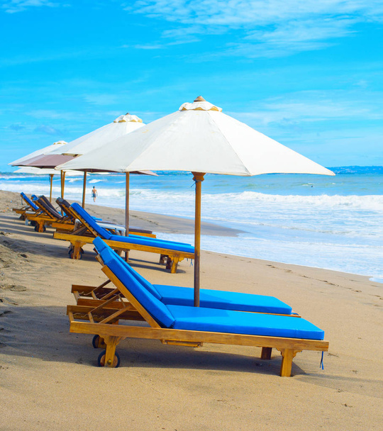 Deck chairs beach parasols, Bali - Foto, Bild