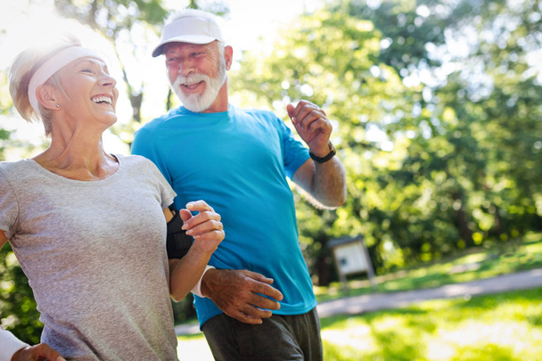 Bella coppia di anziani che fa jogging in natura vivere sano
 - Foto, immagini