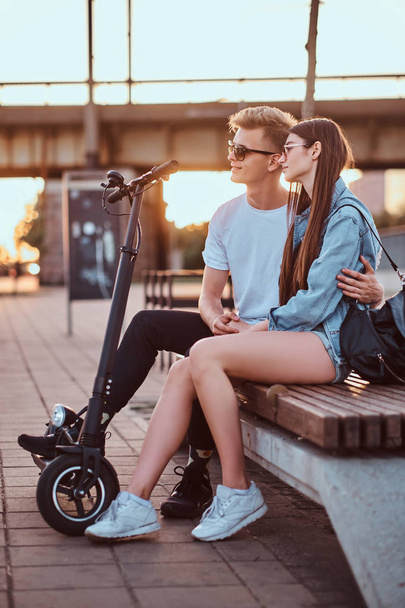 Coucher de soleil attrayant couple avec leurs scooters
 - Photo, image