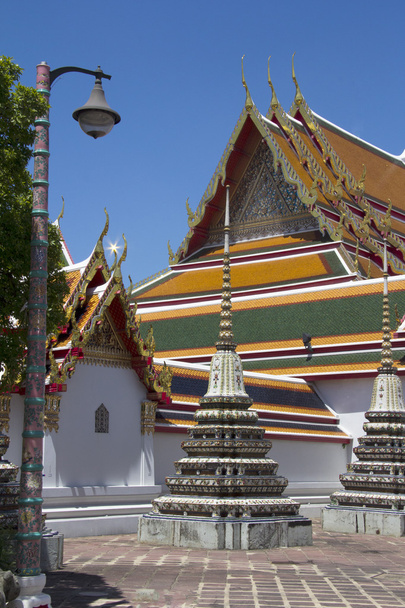 Lámpara y estupas, Wat Po
 - Foto, imagen