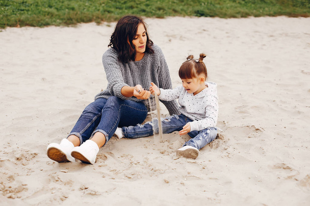Madre con hija jugando en un parque de verano
 - Foto, Imagen