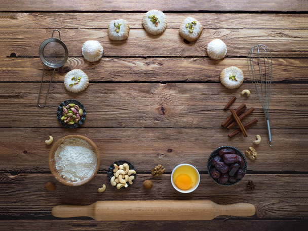 Un fond de bonbons. Œufs, farine et noix sont disposés sur un fond en bois foncé
 - Photo, image
