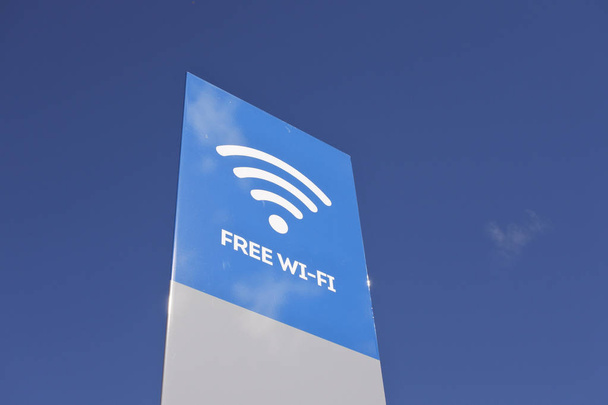 Nápis Wi-Fi zdarma proti modré obloze  - Fotografie, Obrázek