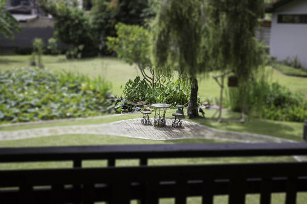 Дом в тайском винтажном стиле и сад
 - Фото, изображение