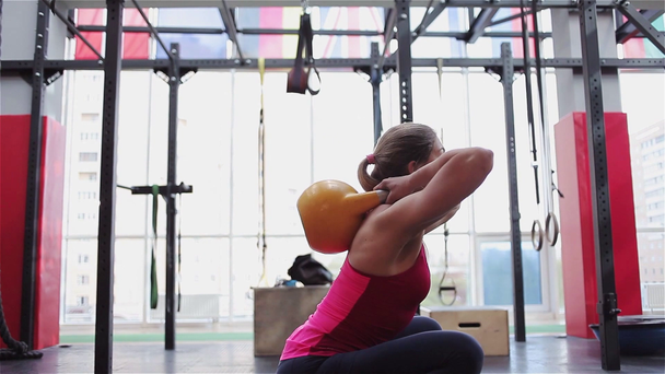 Kettlebell fitness, jeune athlète féminine faisant des exercices de force dans la salle de gym
 - Séquence, vidéo