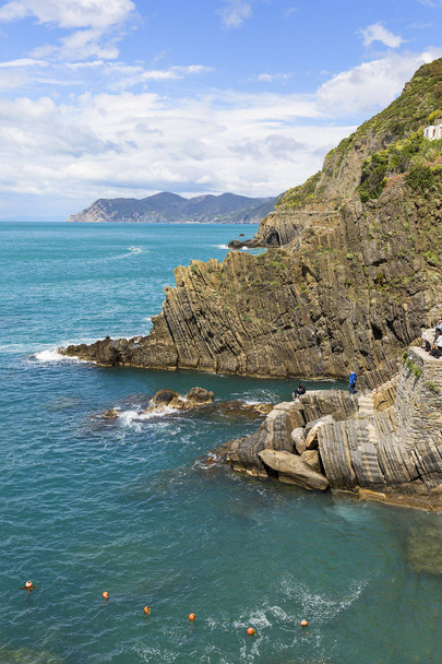 Vista su acqua e rocce, paesaggio, Riomaggiore, Cinque Terre, Italia
 - Foto, immagini