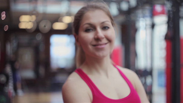 Mujer joven atleta lista para entrenar, retrato en el gimnasio
. - Imágenes, Vídeo
