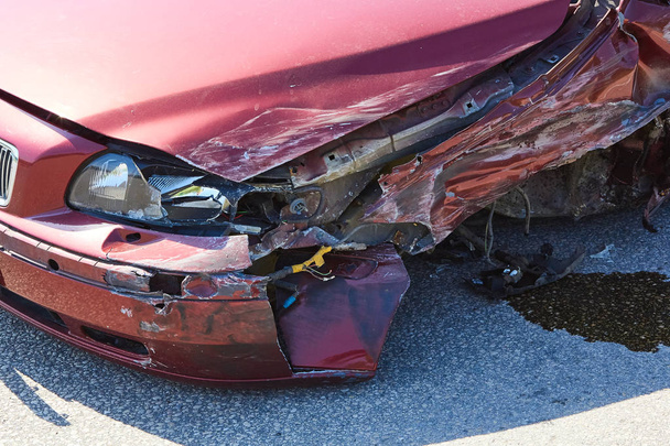 La parte delantera del automóvil después del accidente en una carretera
 - Foto, imagen