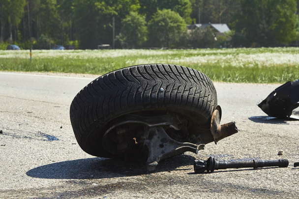 Części samochodu po wypadku na drodze - Zdjęcie, obraz