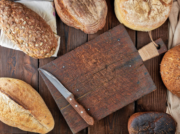 pães inteiros feitos de farinha de trigo branco e centeio com ver
 - Foto, Imagem