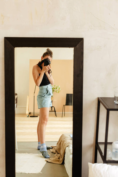 jong vrouw nemen foto in spiegel - Foto, afbeelding