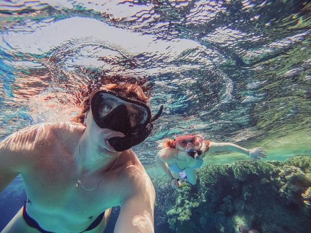 Snorklaus Mies ja tyttö uivat piipun ja naamion kanssa
 - Valokuva, kuva