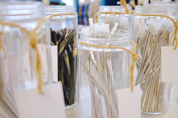 Многоразовые соломинки из нержавеющей стали для напитков в банках для продажи, экологичные продукты, нулевые отходы концепции
 - Фото, изображение