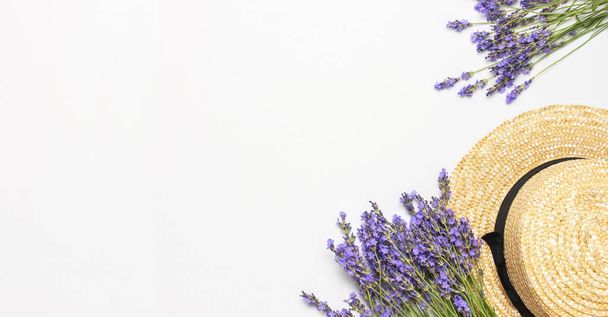 Kesämuoti koostumus. Tuoreita kukkia violetti laventeli, naisten kesäolki hattu vaalean harmaa tausta. Tasainen lay top näkymä kopioi tilaa. Laventeli kukka tausta kukka kortti. Nainen lisävaruste
 - Valokuva, kuva