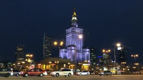 Nachtverkehr im Zentrum von Warschau in der Nähe des Palastes der Wissenschaft und Kultur, Polen. Zeitraffer - Filmmaterial, Video