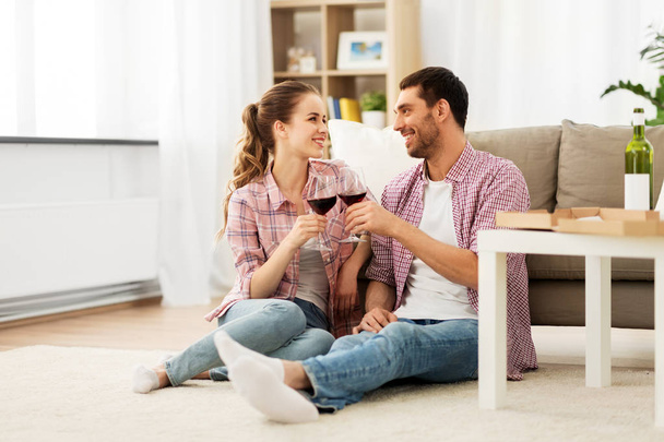 happy couple drinking red wine at home - Foto, Imagem
