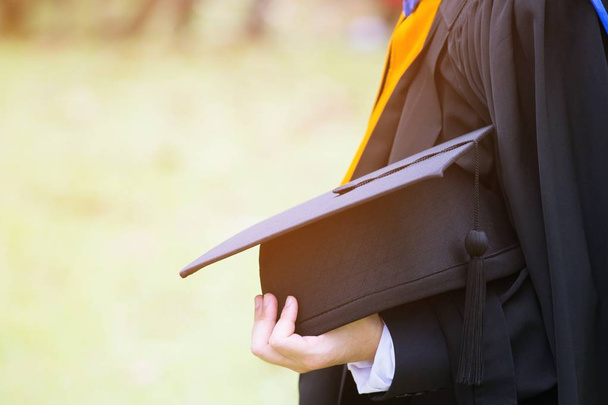 Tiro de chapéus de graduação durante o início graduados sucesso da universidade, educação conceito congratulação
. - Foto, Imagem