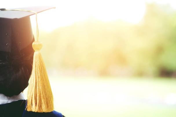 Снимок выпускных шляп во время начала успеха выпускников университета, поздравление с концептуальным образованием
. - Фото, изображение