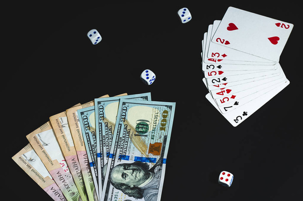 Para, zarlar ve siyah bir arka plan üzerinde kartlar. Yukarıdan görüntüleyin. büyük notlar dolar ve Grivnası  - Fotoğraf, Görsel