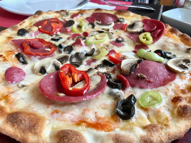 Vista macro de la mezcla de pizza con salchichas, pimientos rojos, pepperoni en el restaurante Close Up View
. - Foto, imagen