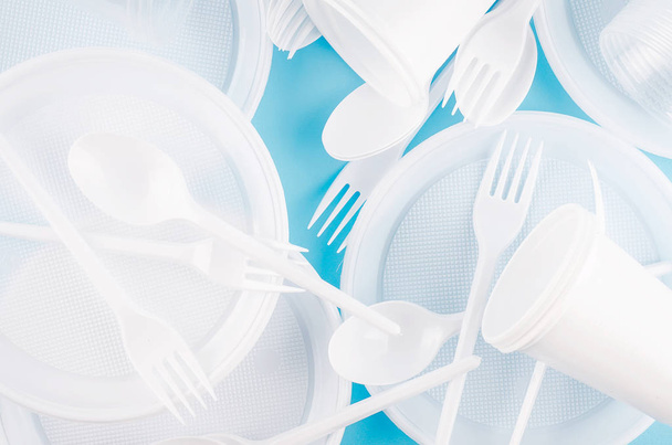 White plastic disposable tableware   - Foto, Imagen