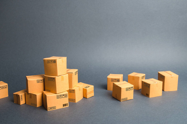 Many cardboard boxes. products, goods, commerce and retail. E-commerce, sale of goods through online trading platform. Freight shipping, deliver. sales of goods and services. Warehouse, stock - Foto, Imagem