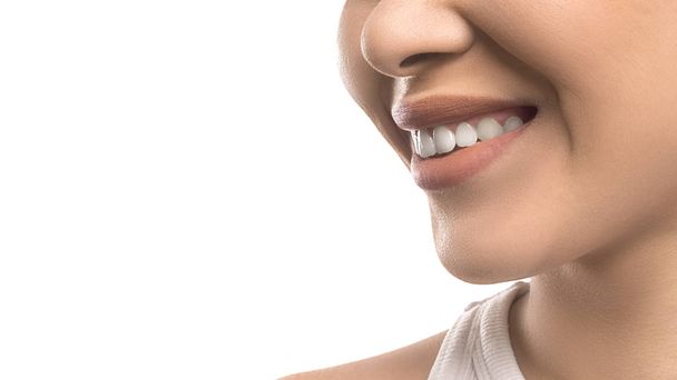 笑顔の女性歯科とスパのコンセプト。スキンケア。白い背景に隔離. - 写真・画像