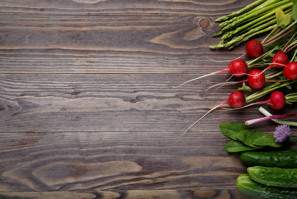 Каркас зі свіжих органічних овочів і трав на дерев'яному столі. Фу
 - Фото, зображення
