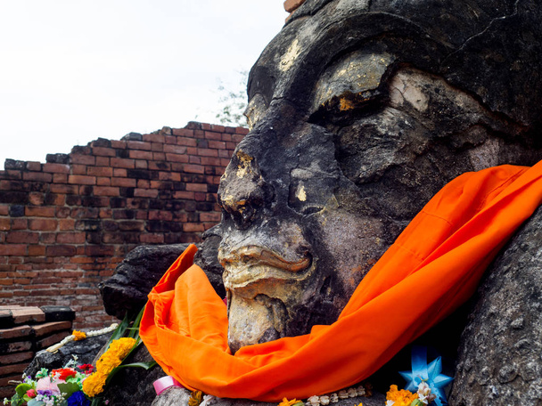 Buddhan pää Wat Worachet, vanha temppeli Ayutthaya, Thaimaa
 - Valokuva, kuva