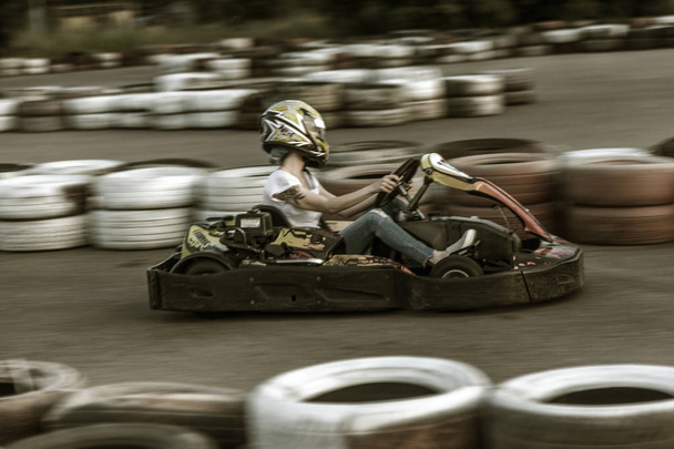 Oděssa, Ukrajina-19. června 2019: Karting. Závodníci na závodech na speciálních bezpečných vysokorychlostních tratích, omezené automobilkami. Přitažlivost vysokorychlostní jízda u vozících vozů. Sportovní zábava - Fotografie, Obrázek